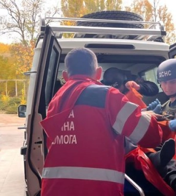 Російські атаки на Дніпропетровщину: поранено чоловіка, пошкоджено інфраструктуру та медзаклад. ФОТО