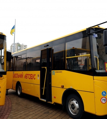 Чотири громади на Волині отримали шкільні автобуси з підйомниками