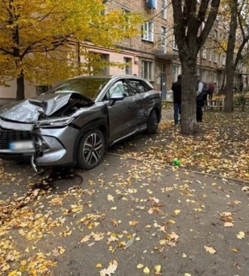 У Києві легковик вилетів на тротуар після зіткнення з вантажівкою, є постраждалі