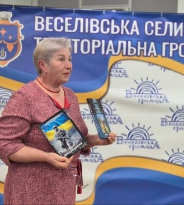 Депортированная из Мелитопольщины учительница выпустила в Запорожье книгу «Герои Веселовщины» с историями погибших воинов (фото, видео)
