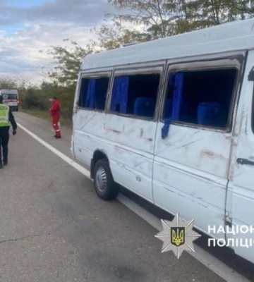 У Києві легковик вилетів на тротуар після зіткнення з вантажівкою, є постраждалі