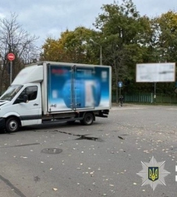 У Києві легковик вилетів на тротуар після зіткнення з вантажівкою, є постраждалі