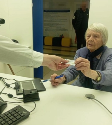 У ногу з часом: рівнянка у 90 років отримала сучасну ID-картку