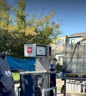 На київських АЗС "бодяжать" по-чорному: на двох заправках фальсифікат уже не продаватимуть