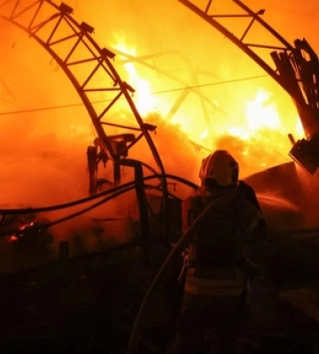 Руйнування у двох районах. Внаслідок російської атаки на Київ постраждали семеро людей: рятувальники показали наслідки удару — фото