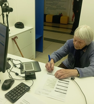 У ногу з часом: рівнянка у 90 років отримала сучасну ID-картку