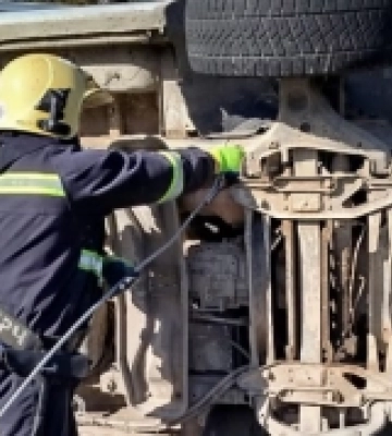 У Костилівці на Рахівщині водій Mercedes-Benz врізався в електроопору та перекинувся
