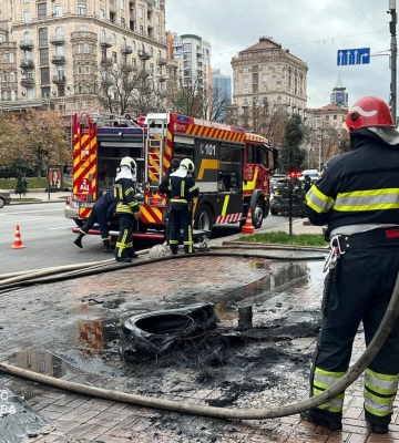 На Хрещатику біля КМДА підпалили шини: підозрюваного затримали