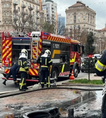 У Києві під будівлею КМДА горіли покришки, відео