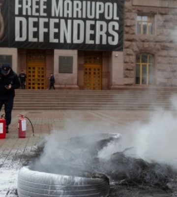 У Києві чоловік підпалив шини на Хрещатику