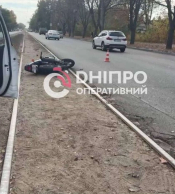 У Дніпрі на Богдана Хмельницького сталася мото-ДТП з постраждалими: подробиці