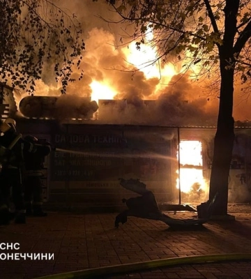 Рашисти атакували дронами ринок у Краматорську — спалахнула пожежа (, )