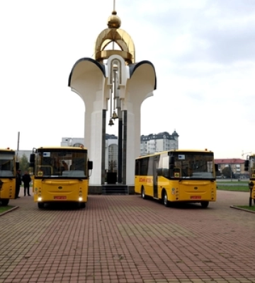Чотири волинські громади отримали сучасні шкільні автобуси 