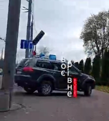 На вулиці у Рівному «засумував» світлофор (ВІДЕО)