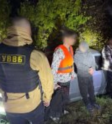 На Закарпатті викрито адвоката та спільника за незаконне переправлення осіб через кордон