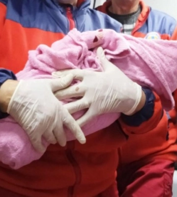 На Львівщині жінка назвала немовля на честь парамедика, який прийняв пологи в машині "швидкої"