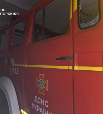 На Запоріжжі ворожий дрон влучив в автівку рятувальників, є постраждалий
