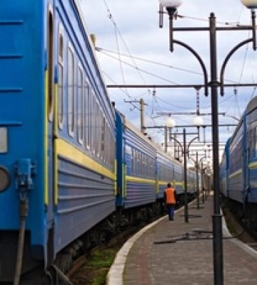 Через масовані обстріли Укрзалізниця змінює маршрути та графік руху поїздів – деталі
