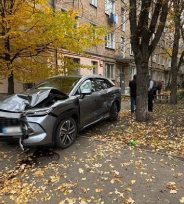 В Киеве автомобиль после ДТП вылетел на тротуар, пострадали дети