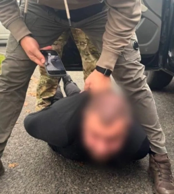У Харкові троє чоловіків викрали людину заради викупу й тримали її у підвалі