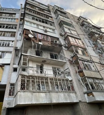 З ночі ворог атакує Херсон безпілотниками та з артилерії: влучання у багатоповерхівку, поранена дитина. Загинула людина, постраждалих вже понад 10 (оновлено). ФОТОрепортаж
