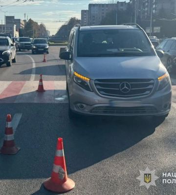 У Львові на «зебрі» водій на Mercedes наїхав на пішохідку