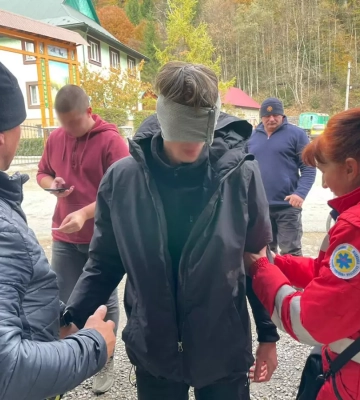 Гірські рятувальники надали допомогу потерпілому в горах на Рахівщині