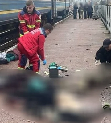 Підривник помер у швидкій: внаслідок вибуху гранати у поїзді в Овручі загинули чотири людини, серед них — прикордонниця, 12&amp;hellip;