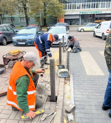 По Рівному монтують обмежувальні стовпчики