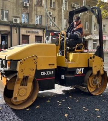 Для безпеки водіїв і пішоходів: у Миколаєві комунальники ремонтують дороги