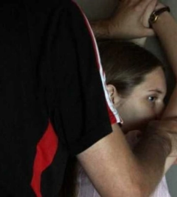 В Мелитопольском районе мужчина истязал 12-летнюю дочь своей сожительницы