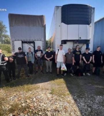 Сховок у деревині: На Закарпатті викрили зухвалу схему нелегального "трансферу" ухилянтів до ЄС за €75 тис.