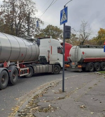 Для безпеки водіїв і пішоходів: у Миколаєві комунальники ремонтують дороги