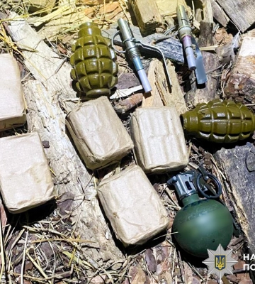 На Рівненщині поліцейські вилучили у чоловіка бойові гранати та набої. ФОТО