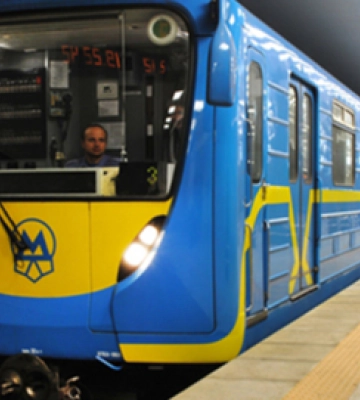 У Києві людина впала на колії метро