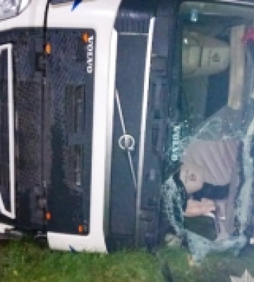 ДТП на Млинівщині: вантажівка вилетіла на зустрічну смугу і врізалася у відбійник