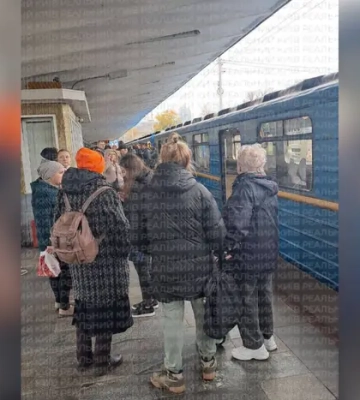 У столиці людина потрапила під потяг на станції «Дніпро», рух поїздів обмежено