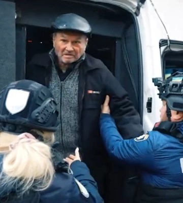 На Сумщині «Білі янголи» евакуювали літнього чоловіка з пошкодженого домоволодіння (відео)