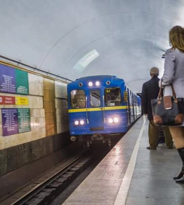 В Киеве человек упал на пути метро: несколько станций закрывались на вход