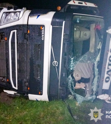 ДТП на Млинівщині: вантажівка вилетіла на зустрічну смугу і врізалася у відбійник