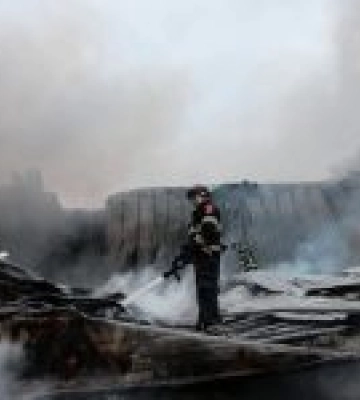 Київські рятувальники ліквідовують наслідки російського обстрілу