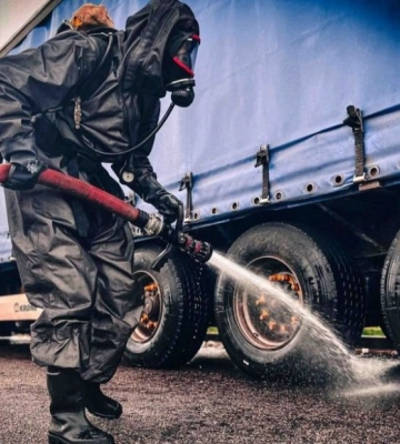На Київщині протекла цистерна з кислотою: рятувальники ліквідували загрозу (ВІДЕО)