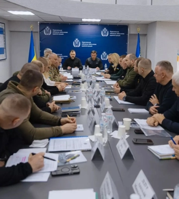 Роботизированный пожарный комплекс, бронированные эвакомобили и внедорожники переданы в Херсон по проекту "Офицер-спасатель громады" - Клименко Роботизированный пожарный комплекс, бронированные эвакомобили и внедорожники переданы в Херсон по проекту "Офицер-спасатель громады" - Клименко