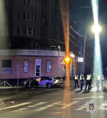 У Хмельницькому внаслідок зіткнення легковиків постраждали один із водіїв та випадкова перехожа