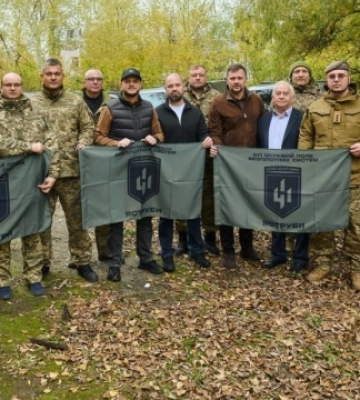 Київщина передала бійцям полку «Яструби» десять пікапів