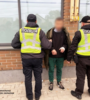 На Київщині затримано молодика, який під час нападів порізав 16-річну дівчину та чоловіка