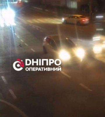 У Дніпрі на Березинській вантажівка влетіла в легкове авто: відео моменту ДТП