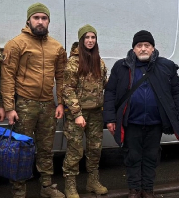 "Білі янголи" евакуювали літнього чоловіка з Куп'янська Харківської області
