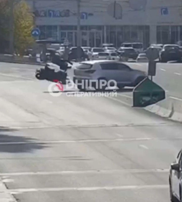 В Днепре на Новом мосту мотоциклист столкнулся с Kia: видео момента серьезного ДТП