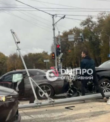 В Днепре на Запорожском шоссе Dodge отлетел в столб после столкновения с Audi: видео В Днепре на Запорожском шоссе Dodge отлетел в столб после столкновения с Audi: видео